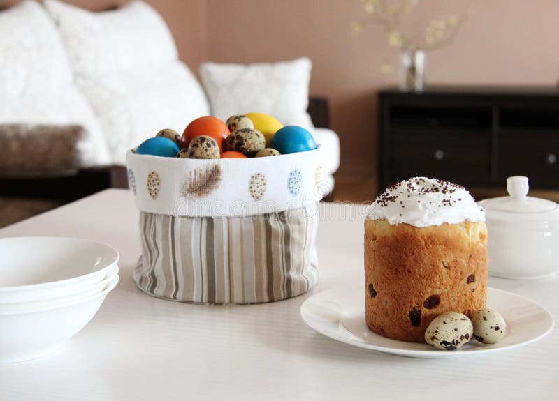 Gâteau de Pâques, panier de textil avec des oeufs sur la table en bois photo stock Gâteau de Pâques, panier de textil avec des oeufs sur la table en bois photo stock