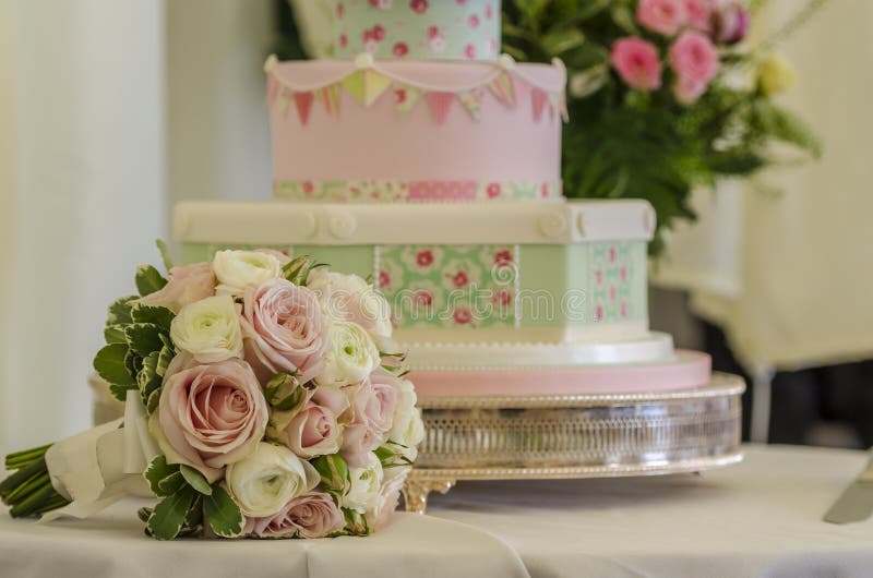 Gâteau et bouquet de mariage photo libre de droits Gâteau et bouquet de mariage photo libre de droits