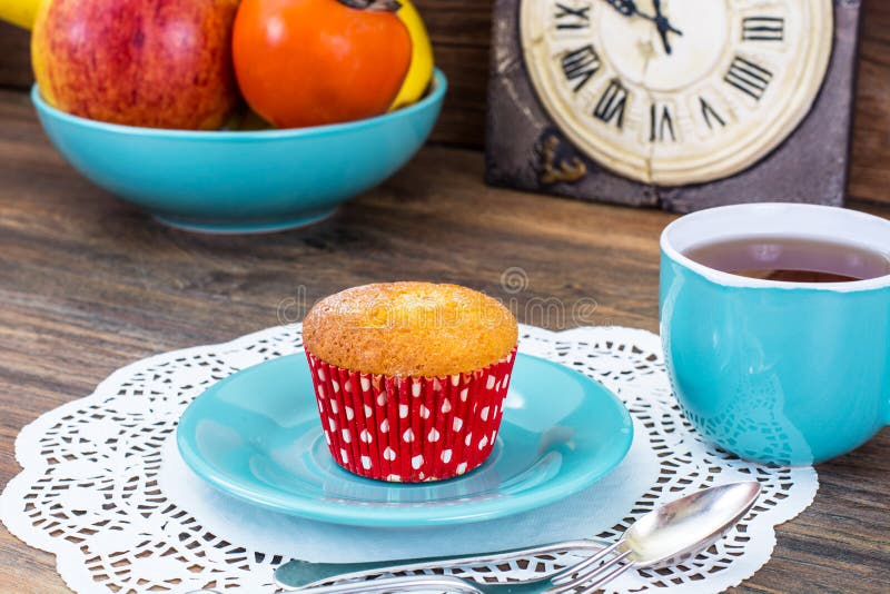Gâteau et thé doux de vanille dans la tasse bleue image libre de droits Gâteau et thé doux de vanille dans la tasse bleue image libre de droits