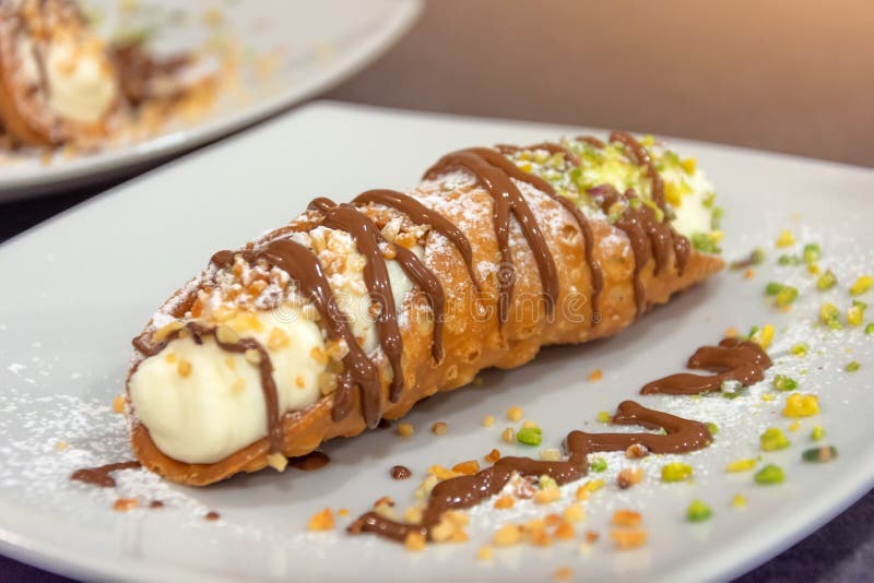 G?teau italien de Cannoli avec les pistaches et le chocolat, fin images libres de droits G?teau italien de Cannoli avec les pistaches et le chocolat, fin images libres de droits