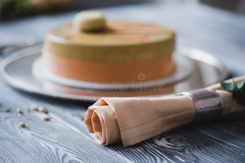 Gâteau jaune fraîchement cuit au four de pudding avec le dacquoise d'amande, confit de framboise, couche croustillante avec les n image stock Gâteau jaune fraîchement cuit au four de pudding avec le dacquoise d'amande, confit de framboise, couche croustillante avec les n image stock
