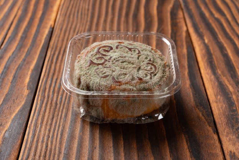 Gâteau moisi de lune sur le bois images stock