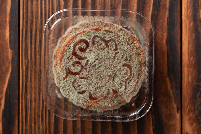 Gâteau de lune moisi sur bois photo libre de droits