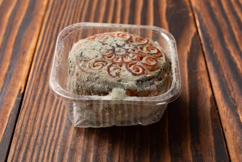 Gâteau moisi de lune sur le bois photographie stock