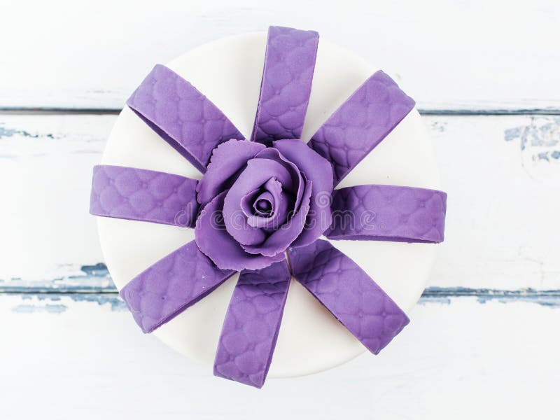 Gâteau parfait avec la décoration rose de lilas sur le fond en bois blanc photos stock Gâteau parfait avec la décoration rose de lilas sur le fond en bois blanc photos stock