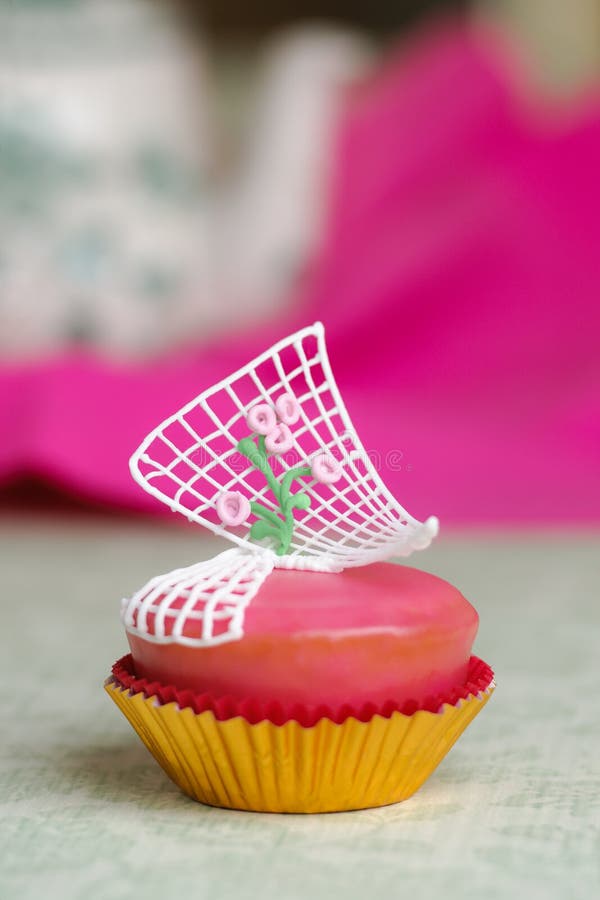 Gâteau rose avec des roses images stock Gâteau rose avec des roses images stock