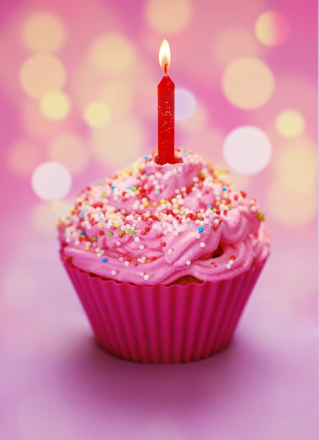 Gâteau rose d'anniversaire image stock Gâteau rose d'anniversaire image stock