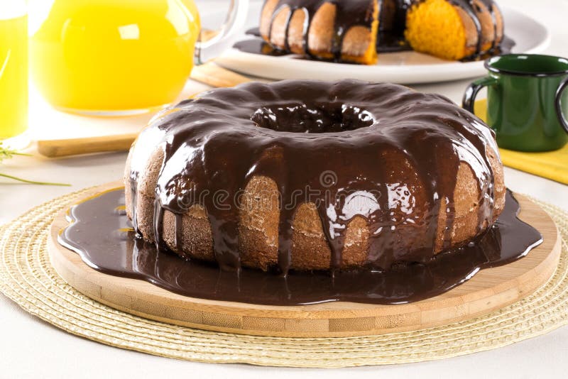 Gâteau à la carotte avec du chocolat et tranche sur la table images libres de droits Gâteau à la carotte avec du chocolat et tranche sur la table images libres de droits