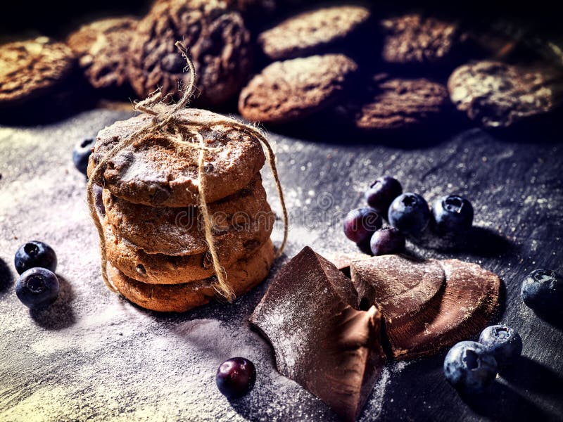 Gâteaux aux pépites de chocolat attachés avec de la ficelle sur l'affichage de fenêtre de magasin photo libre de droits