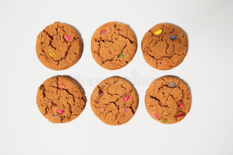 Gâteaux aux pépites de chocolat d'isolement sur la vue supérieure de fond blanc photographie stock libre de droits Gâteaux aux pépites de chocolat d'isolement sur la vue supérieure de fond blanc photographie stock libre de droits