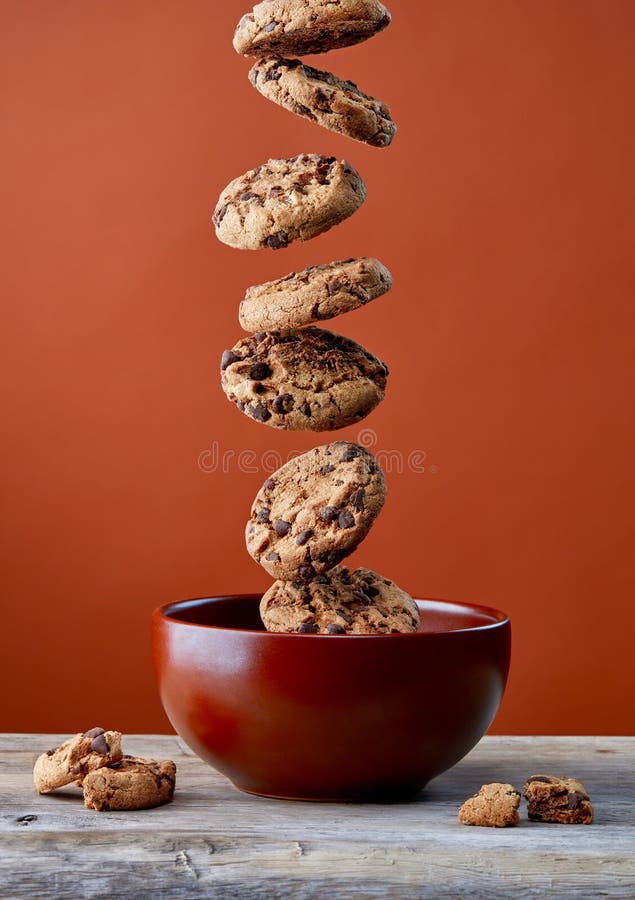 Gâteaux aux pépites de chocolat tombant dans la cuvette photographie stock libre de droits Gâteaux aux pépites de chocolat tombant dans la cuvette photographie stock libre de droits