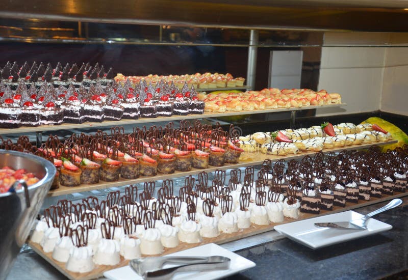 Gâteaux de crème et fruit délicieux dans l'hôtel, restaurant, banquet photographie stock libre de droits Gâteaux de crème et fruit délicieux dans l'hôtel, restaurant, banquet photographie stock libre de droits