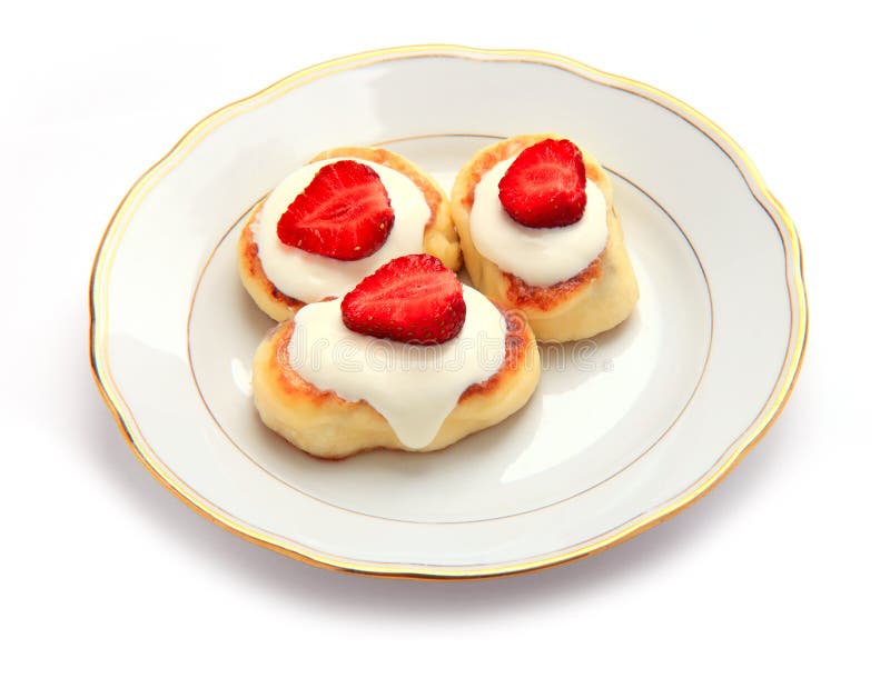 Gâteaux de fromage décorés des fraises de plaque images stock Gâteaux de fromage décorés des fraises de plaque images stock
