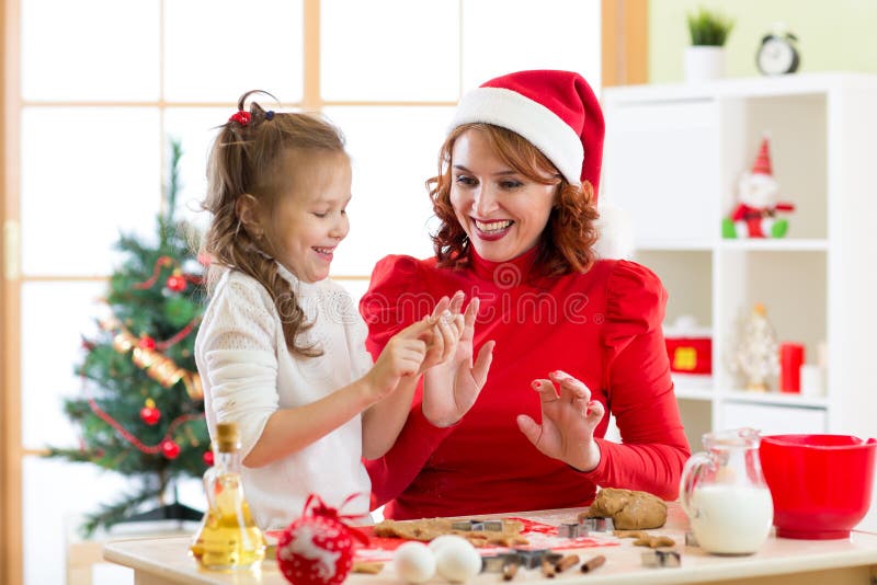Gâteaux de Noël de cuisson de mère et d'enfant image stock Gâteaux de Noël de cuisson de mère et d'enfant image stock