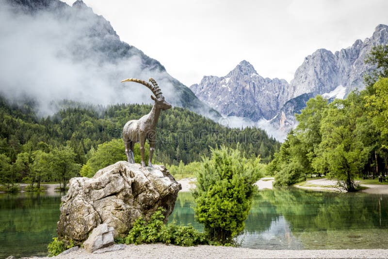 Gämsenstatue in Kranjska- Goradorf lizenzfreies stockbild Gämsenstatue in Kranjska- Goradorf lizenzfreies stockbild