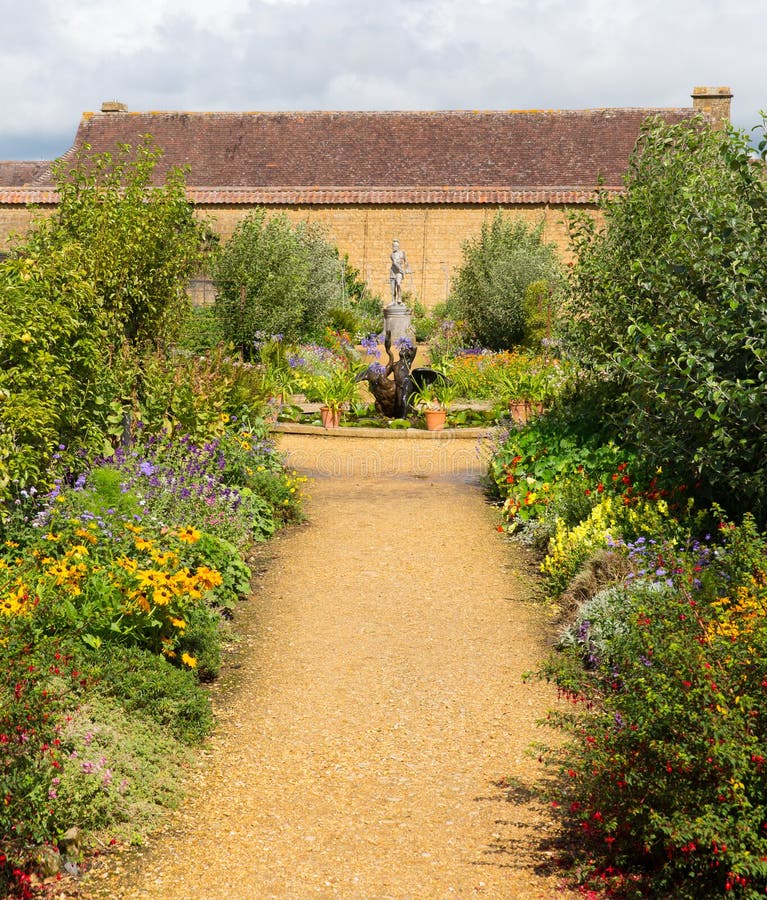 Gärten bei Barrington Court nahe Ilminster Somerset England Großbritannien mit Gärten im Sommersonnenschein stockbild Gärten bei Barrington Court nahe Ilminster Somerset England Großbritannien mit Gärten im Sommersonnenschein stockbild