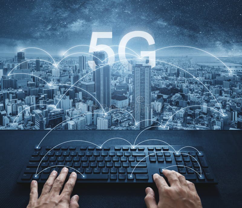 5G互联网网络技术、手键入在有城市的键盘的和5g互联网连接 向量例证 5G互联网网络技术、手键入在有城市的键盘的和5g互联网连接 向量例证