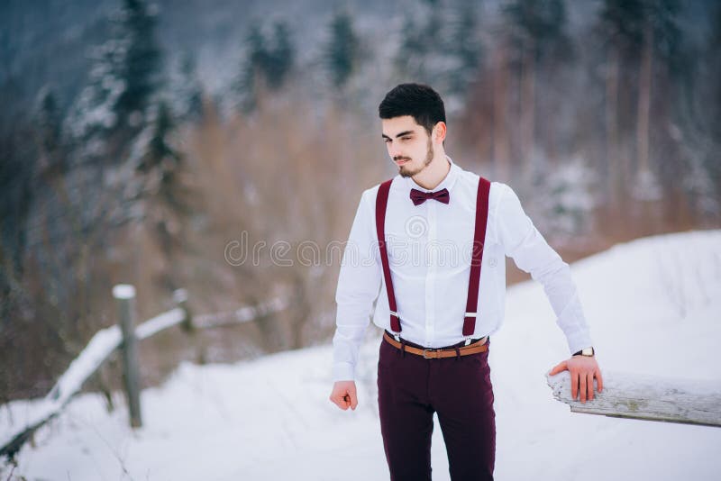 Gå brudgummen och bruden i de Carpathian bergen arkivbild Gå brudgummen och bruden i de Carpathian bergen arkivbild
