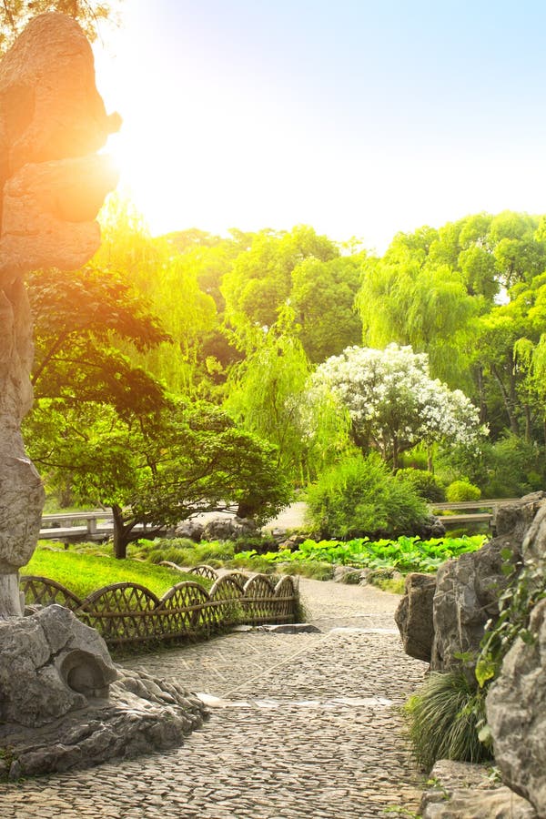 Gå grusbanor i ödmjuk administratör` s arbeta i trädgården i Suzhou arkivfoto