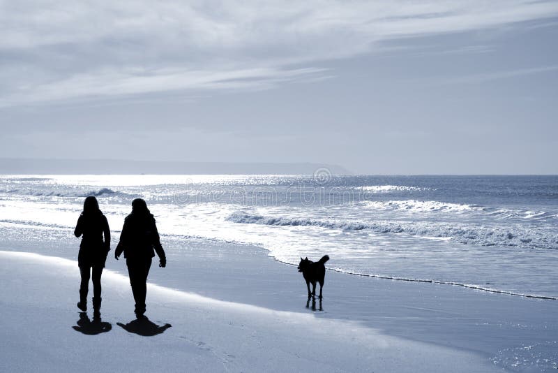 gå kvinnor för strand två royaltyfria foton gå kvinnor för strand två royaltyfria foton