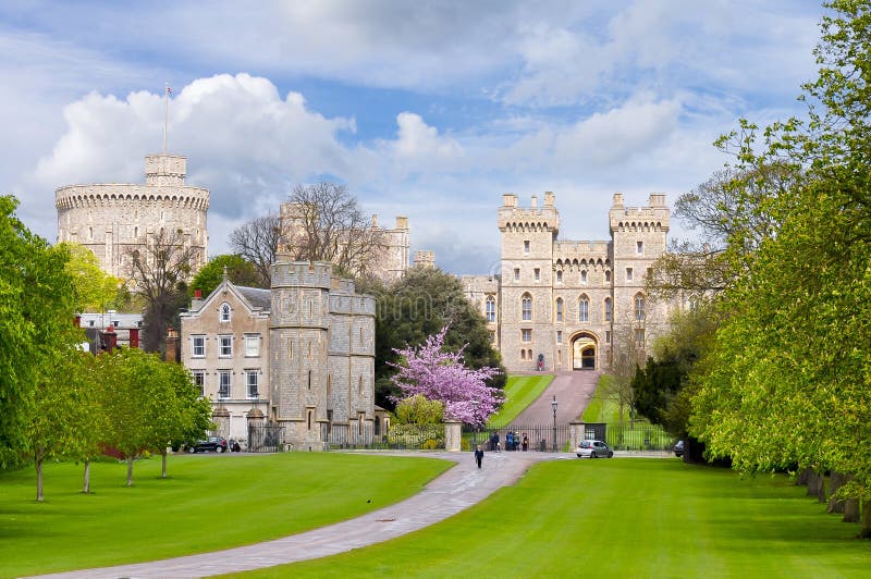 Gå länge gränden till den Windsor slotten i våren, London förorter, UK royaltyfri bild Gå länge gränden till den Windsor slotten i våren, London förorter, UK royaltyfri bild