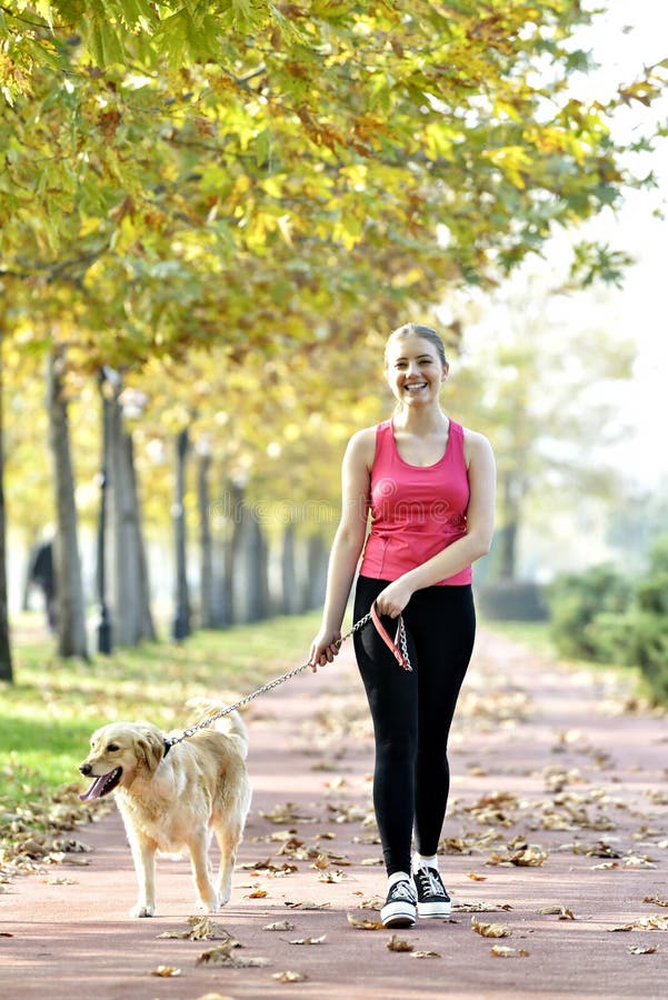 Gå med hunden royaltyfri fotografi Gå med hunden royaltyfri fotografi