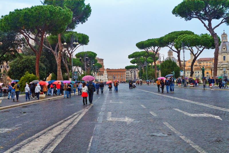 Gå till och med gatorna av Rome i regnet arkivbilder Gå till och med gatorna av Rome i regnet arkivbilder