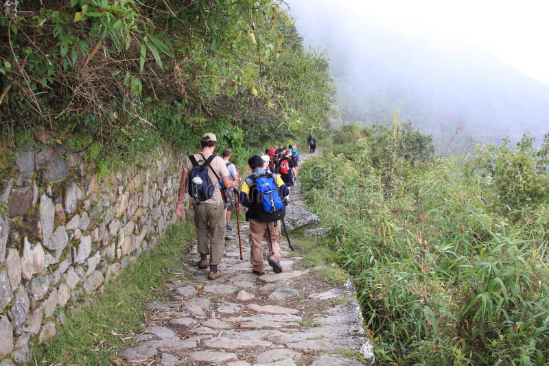 Gående incamachupicchu som bakkantr trekkers arkivbild