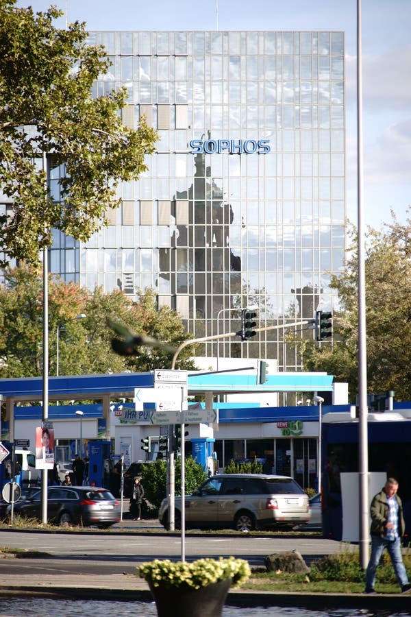 Gångare och trafik framme av den Sophos skyskrapan Wiesbaden arkivbilder Gångare och trafik framme av den Sophos skyskrapan Wiesbaden arkivbilder