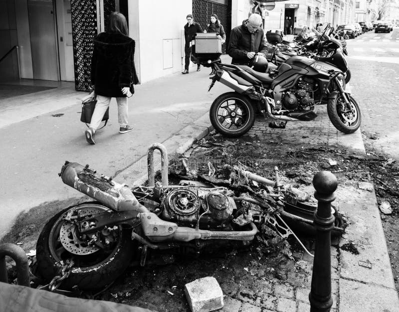 Gångare som går nära brända lyxiga sportmotorcyklar royaltyfri fotografi Gångare som går nära brända lyxiga sportmotorcyklar royaltyfri fotografi