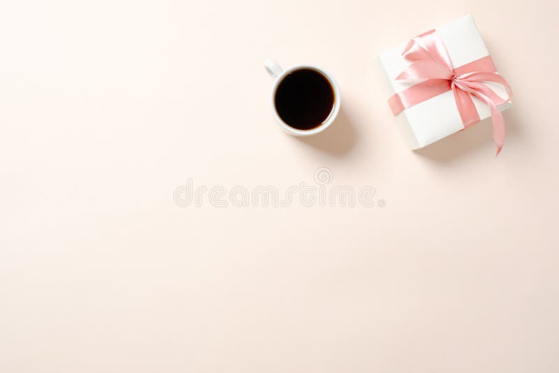 Gåvaask och kopp kaffe på pastellfärgad rosa bakgrund Plant lekmanna- inrikesdepartementetskrivbord, kvinnlig bakgrund för bästa arkivfoto Gåvaask och kopp kaffe på pastellfärgad rosa bakgrund Plant lekmanna- inrikesdepartementetskrivbord, kvinnlig bakgrund för bästa arkivfoto