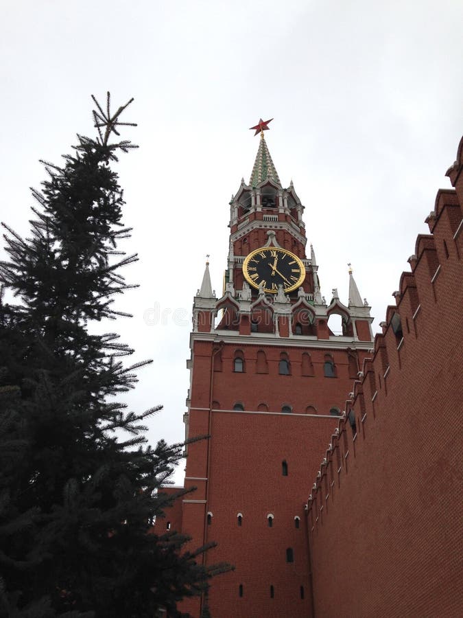 Główny wierza Moskwa Kremlin z ogromnymi kurantami i ścianą czerwona cegła blisko wysokiej jodły obrazy royalty free Główny wierza Moskwa Kremlin z ogromnymi kurantami i ścianą czerwona cegła blisko wysokiej jodły obrazy royalty free