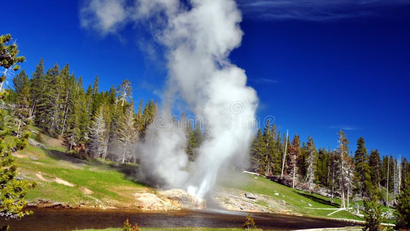 Géiser de la orilla. Parque nacional de Yellowstone fotos de archivo Géiser de la orilla. Parque nacional de Yellowstone fotos de archivo