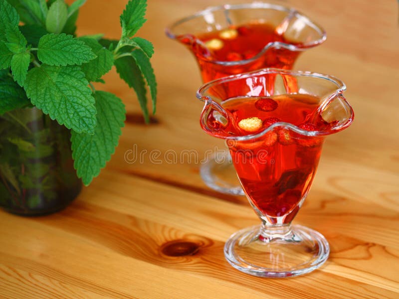 Gélatine rouge avec des fruits image libre de droits Gélatine rouge avec des fruits image libre de droits