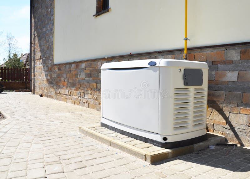 Générateur de secours résidentiel de gaz naturel de maison Choix d'un emplacement pour le générateur de remplaçant de maison images stock Générateur de secours résidentiel de gaz naturel de maison Choix d'un emplacement pour le générateur de remplaçant de maison images stock