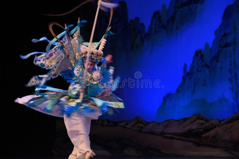 Généraux féminins à l'air la rotation à grande vitesse de femmes des Généraux Pékin Opera“ de de € de Yang Familyâ photo stock Généraux féminins à l'air la rotation à grande vitesse de femmes des Généraux Pékin Opera“ de de € de Yang Familyâ photo stock