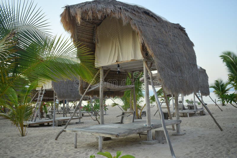 Gîte sur l'île pirate à la forme unique comme une cabane d'arbres image stock