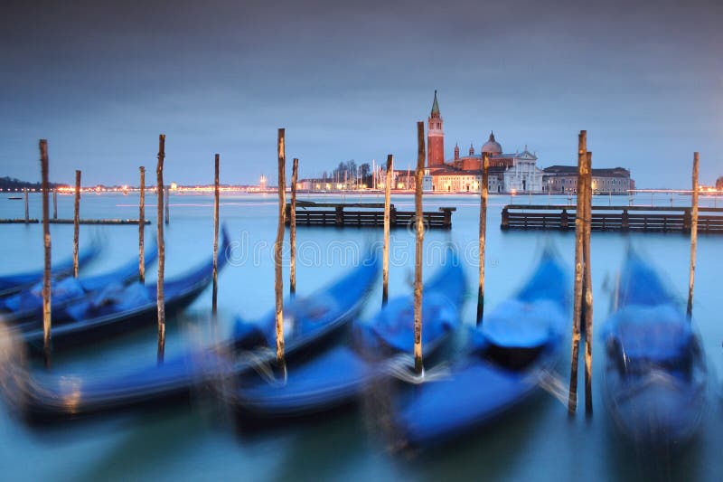 Góndolas aseguradas en el canal magnífico en Venecia