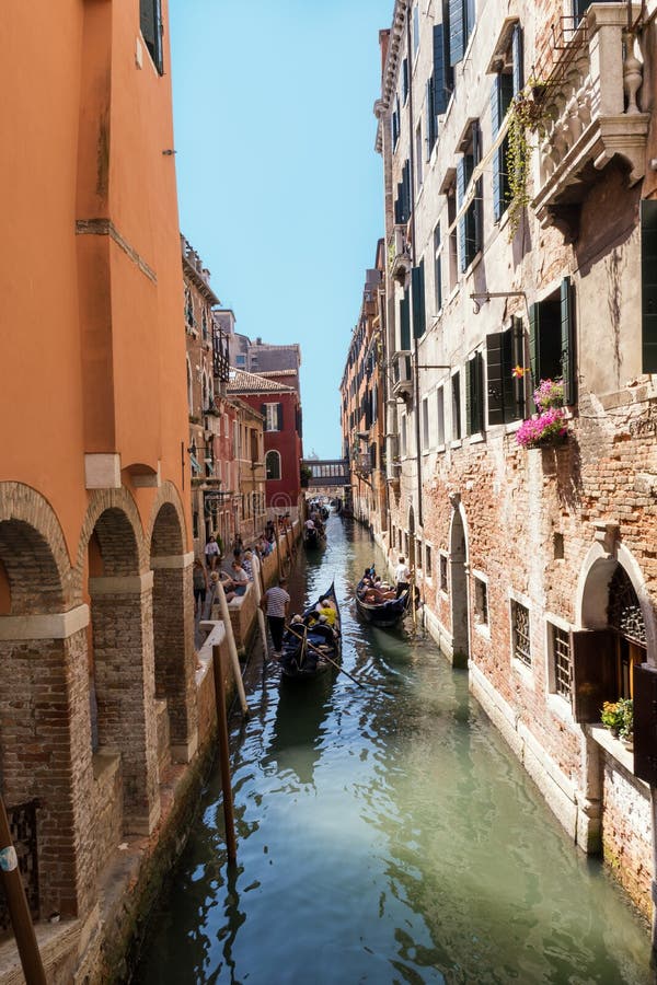Góndolas con los turistas en el canal estrecho en Venecia, Italia, Europa imagenes de archivo Góndolas con los turistas en el canal estrecho en Venecia, Italia, Europa imagenes de archivo