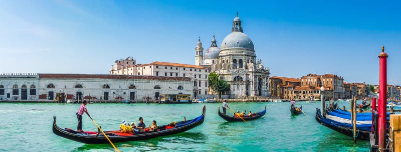 Góndolas en el canal grande con los di Santa Maria, Venecia, Italia de la basílica