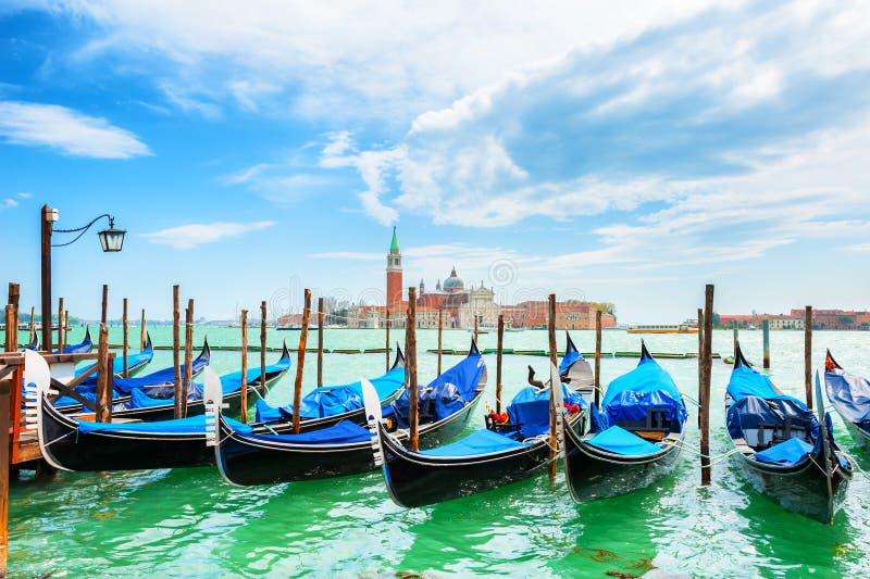 Góndolas en el Gran Canal cerca del cuadrado de San Marco en Venecia, Italia fotos de archivo libres de regalías Góndolas en el Gran Canal cerca del cuadrado de San Marco en Venecia, Italia fotos de archivo libres de regalías