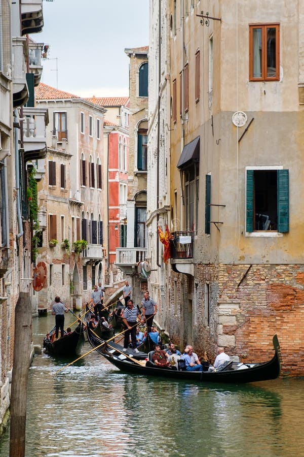 Góndolas en un canal estrecho rodeado por los edificios viejos en Venecia foto de archivo Góndolas en un canal estrecho rodeado por los edificios viejos en Venecia foto de archivo