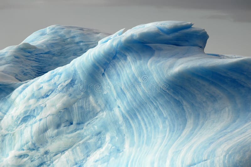 Góra lodowa błękitny warstwy