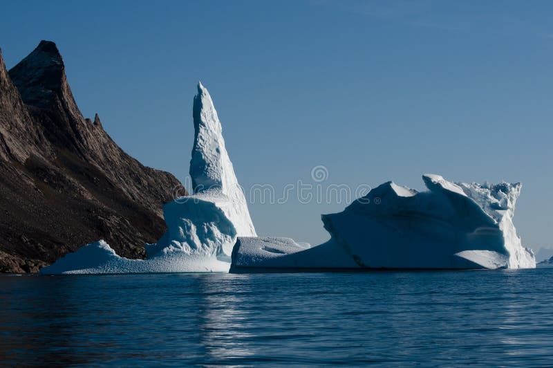 Góra lodowa przedrzeźnia graniczącego halnego kształt