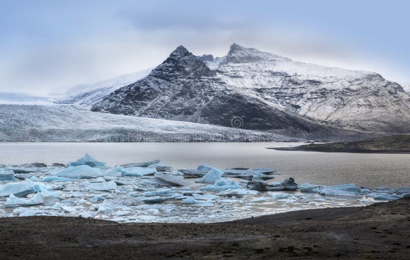 Góra lodowa przy Fjallsarlon lodowa jeziorem, Iceland zdjęcie stock Góra lodowa przy Fjallsarlon lodowa jeziorem, Iceland zdjęcie stock