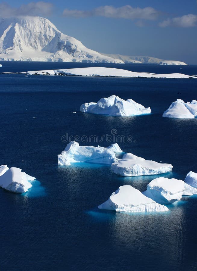 Góra lodowa, w śniegu Antarktyczna góra
