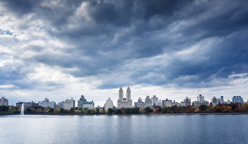 Górna zachodniej strony linia horyzontu od central park, Miasto Nowy Jork fotografia stock Górna zachodniej strony linia horyzontu od central park, Miasto Nowy Jork fotografia stock