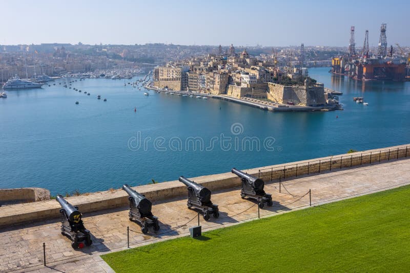 Górni Barrakka ogródy & Salutować bateria w Valletta zdjęcie stock Górni Barrakka ogródy & Salutować bateria w Valletta zdjęcie stock