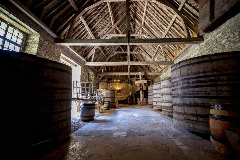Górska chata Du Clos De Vougeot Stare beczki wytwórnia win Cote De Nuits, Burgundy, Francja obrazy stock Górska chata Du Clos De Vougeot Stare beczki wytwórnia win Cote De Nuits, Burgundy, Francja obrazy stock