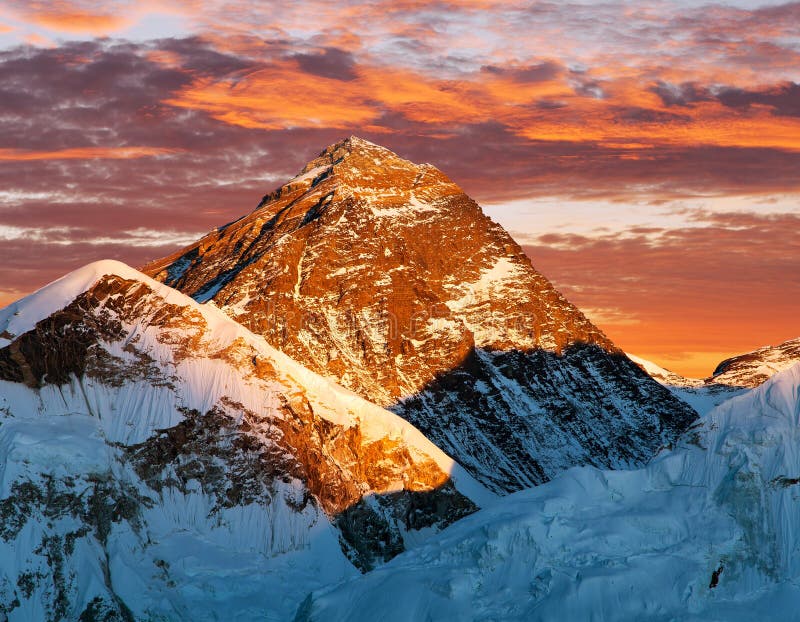 Górski wieczorny wieczór nepal nepal himalaje góry. Górski wieczorny widok panoramiczny z pięknymi chmurami zachodu słońca z kala patthar sagarmatha park narodowy khumbu walley solukhumbu nepal himalays